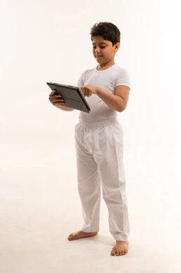 طفل عربي يستخدم جهاز لوحي في الاستوديو