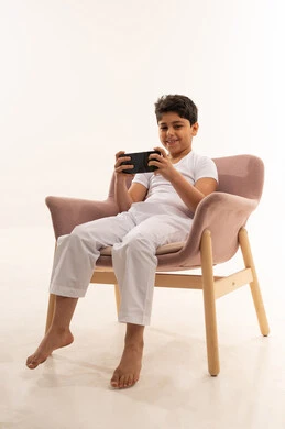 طفل سعودي يستخدم الهاتف الذكي في الاستوديو