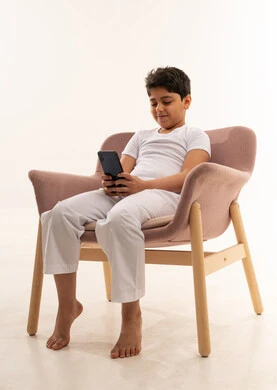 طفل سعودي يستخدم الهاتف الذكي في الاستوديو