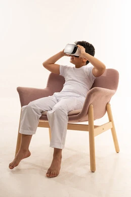 طفل عربي يرتدي نظارة واقع افتراضي في الاستوديو