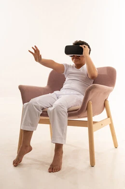 طفل سعودي يستخدم نظارة الواقع الافتراضي بخلفية بيضاء