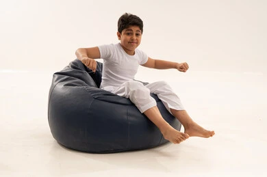 طفل سعودي يحاكي القيادة على كرسي بين باج