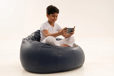 طفل عربي يلعب بالهاتف الذكي في الاستوديو