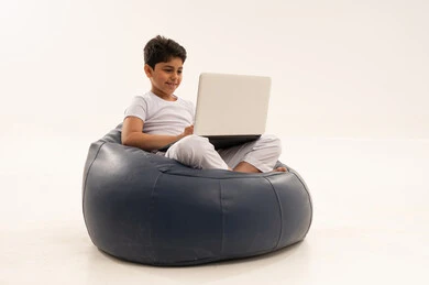 طفل سعودي يستخدم كمبيوتر محمول في الاستوديو