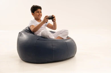 طفل سعودي يلعب ألعاب الفيديو في استوديو