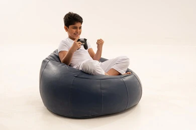 طفل سعودي يحتفل بالفوز في ألعاب الفيديو