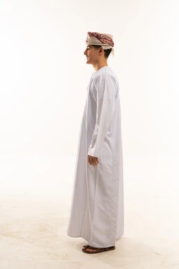 شاب عماني بالزي التقليدي لقطة جانبية