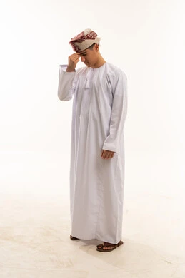 رجل عُماني بالزي التقليدي يشعر بالصداع