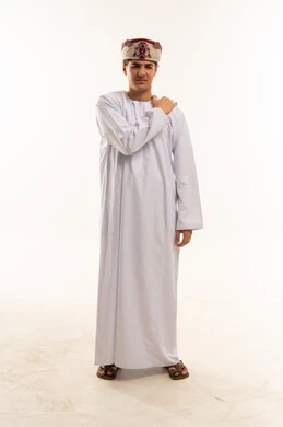 رجل عماني بالزي التقليدي يشعر بألم في الكتف