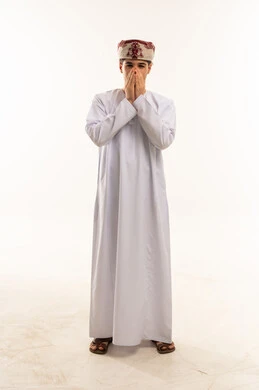 رجل عُماني بالزي التقليدي على خلفية بيضاء