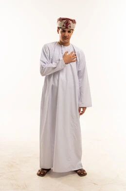 رجل عماني بالزي التقليدي الدشداشة والكمة