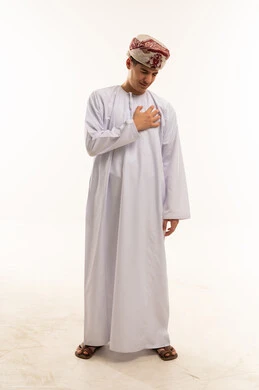 رجل عُماني بالزي التقليدي على خلفية بيضاء