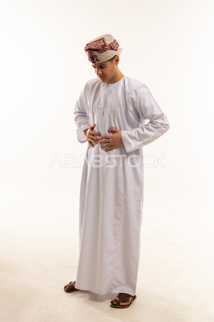 رجل عُماني يعاني من ألم في المعدة خلفية بيضاء