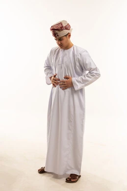 رجل عُماني يعاني من ألم في المعدة خلفية بيضاء