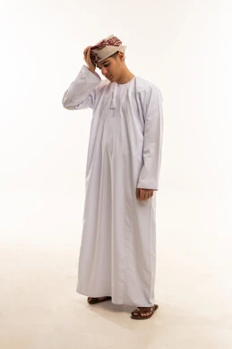 رجل عماني بالدشداشة والكمة التقليدية خلفية بيضاء