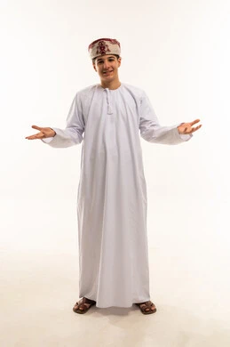 رجل عُماني بالدشداشة والكمة التقليدية في الاستوديو