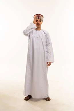 رجل عماني بالزي التقليدي يشير بيده بعلامة موافق