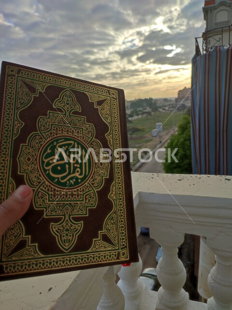 A picture of the Noble Qur’an, reading the book of God Almighty, memorizing the Qur’an and its interpretation, devotion and drawing closer to God in the month of Ramadan, Islamism and worship, Ramadan Kareem