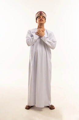 رجل عماني بالزي التقليدي يعاني من ألم الحلق