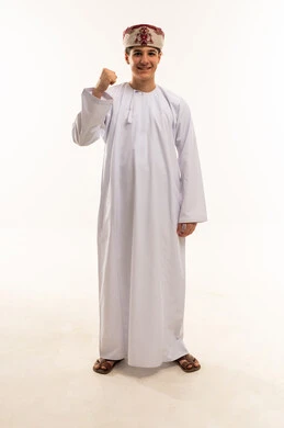 شاب عماني بالزي التقليدي يرفع علامة النصر