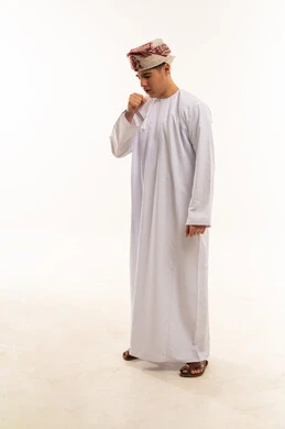 رجل عُماني يسعل بالزي التقليدي بخلفية بيضاء