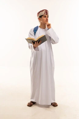 طالب عماني مع كتاب وحقيبة ظهر خلفية بيضاء