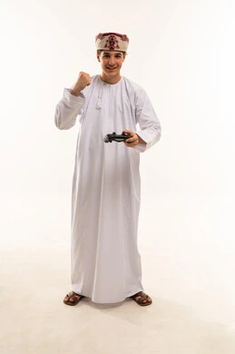 شاب عماني يحتفل بالفوز في ألعاب الفيديو