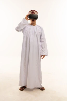 رجل عماني يستخدم نظارات الواقع الافتراضي في الاستوديو