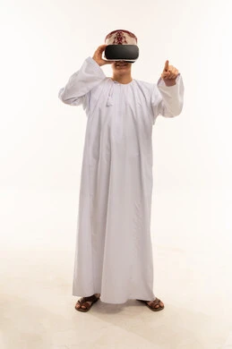 رجل عماني يستخدم نظارة الواقع الافتراضي في الاستوديو