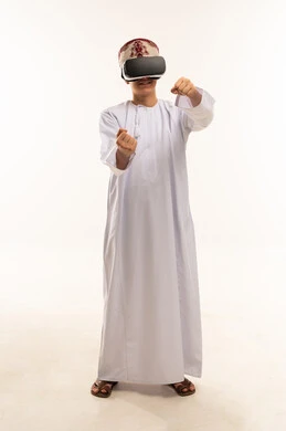 رجل عُماني يستخدم نظارة الواقع الافتراضي بالزي التقليدي