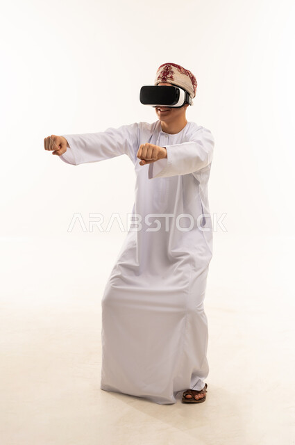 رجل عماني يستخدم سماعة الواقع الافتراضي بخلفية بيضاء