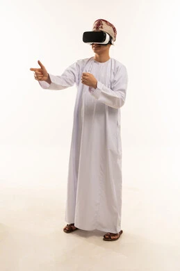 رجل عُماني يستخدم نظارة الواقع الافتراضي في الاستوديو