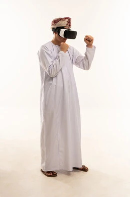 رجل عماني يستخدم نظارة الواقع الافتراضي بوضعية القتال