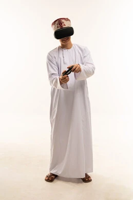 شاب عماني يستخدم نظارة الواقع الافتراضي في الاستوديو