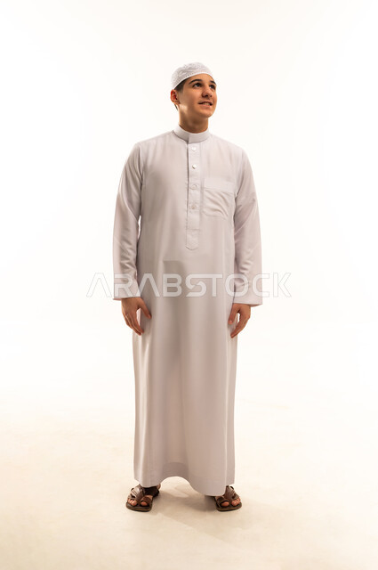 رجل عربي يرتدي الثوب الأبيض على خلفية بيضاء
