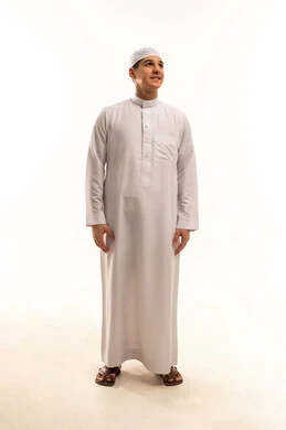رجل عربي يرتدي الثوب الأبيض على خلفية بيضاء