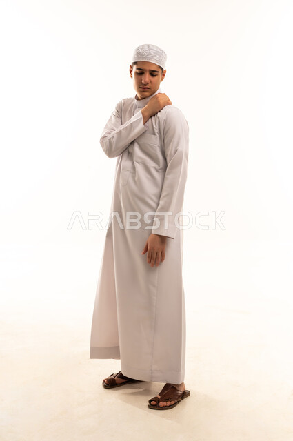 Saudi Man in Thobe with Shoulder Pain Studio Shot
