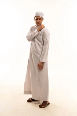 شاب سعودي يرتدي الثوب يعاني من ألم الكتف