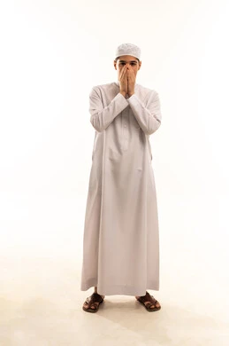 شاب سعودي بالثوب الأبيض والزي التقليدي في الاستوديو