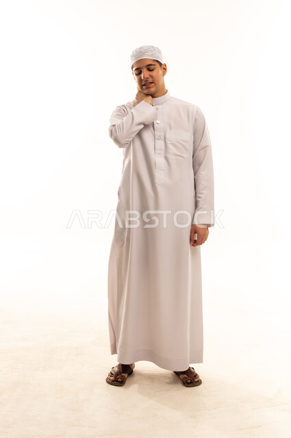 رجل سعودي بالثوب التقليدي يعاني من ألم الرقبة
