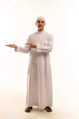 رجل سعودي بالثوب الأبيض يشير بيده نحو راحة كفه