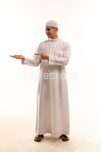 رجل سعودي يشير بيده أمام خلفية بيضاء