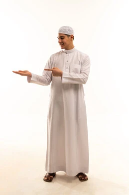 رجل سعودي يشير بيده أمام خلفية بيضاء