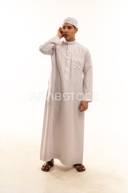 ولد سعودي بالثوب الأبيض على خلفية بيضاء