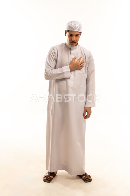 رجل سعودي بالثوب التقليدي على خلفية بيضاء