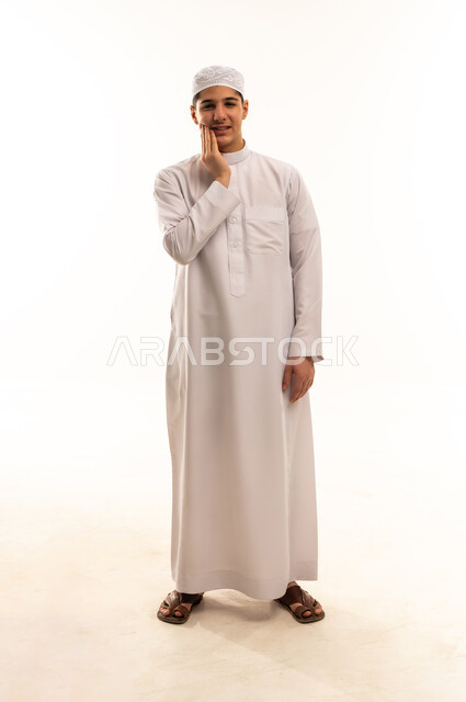 رجل سعودي بالثوب يشعر بألم في الأسنان
