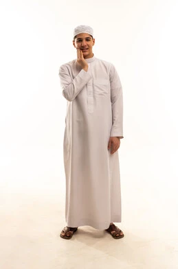 رجل سعودي بالثوب يشعر بألم في الأسنان