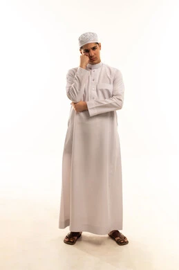 رجل عربي بالثوب الأبيض يفكر أمام خلفية بيضاء