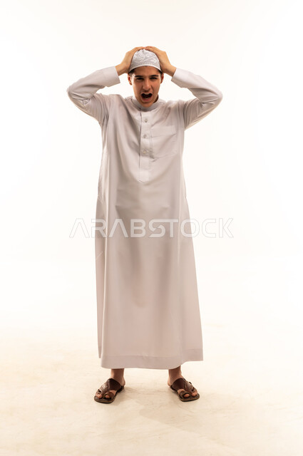 رجل سعودي غاضب يرتدي الثوب التقليدي في الاستوديو