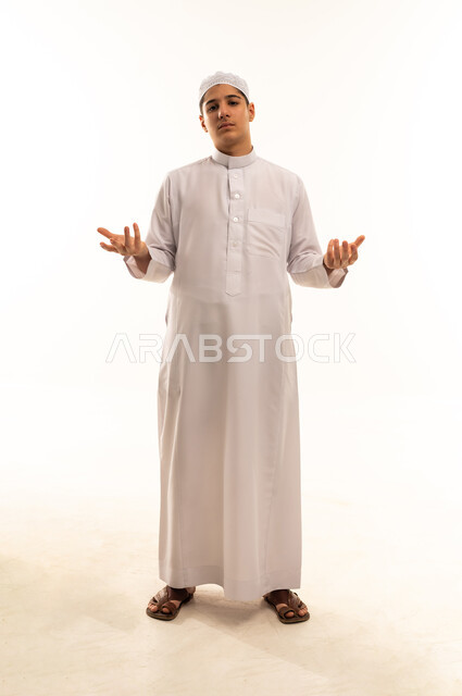رجل سعودي بالثوب الأبيض على خلفية بيضاء